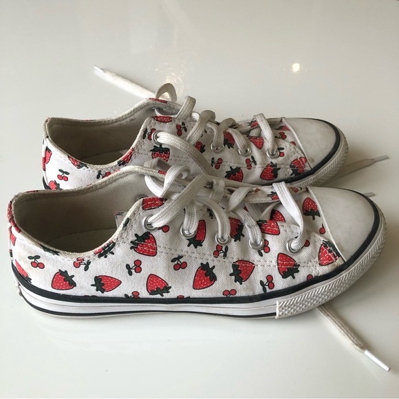 Kids strawberry converse size 2 - Picture 4 of 6